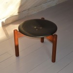 Pall i teak m. skinnsits. dm 45, h.38. ( liten reva i sitsen)