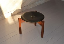 Pall i teak m. skinnsits. dm 45, h.38. ( liten reva i sitsen)