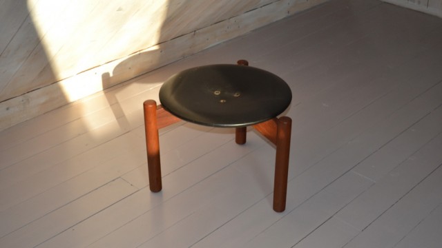 Pall i teak m. skinnsits. dm 45, h.38. ( liten reva i sitsen)