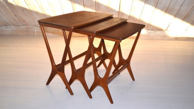 Nesting tables in teak (3)